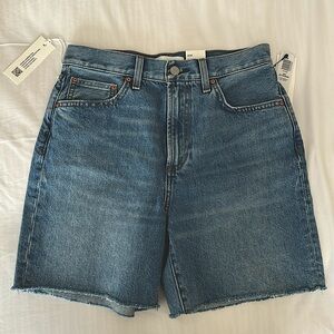 Aritzia DENIM FORUM boyfriend loose mid thigh short 25
